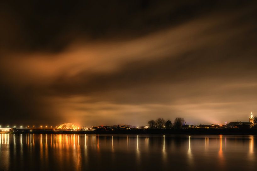 Nijmegen bij nacht par Maerten Prins