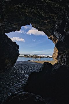 Verborgen blauw,  uitzicht door een grot op de zee, Piscinas de La Fajana op La Palma
