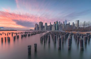 Zonsondergang skyline New York City van Marcel Kerdijk