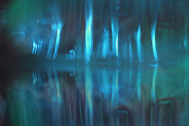 Reflets dans une eau abstraite, univers magique du verre sur Maren Winter