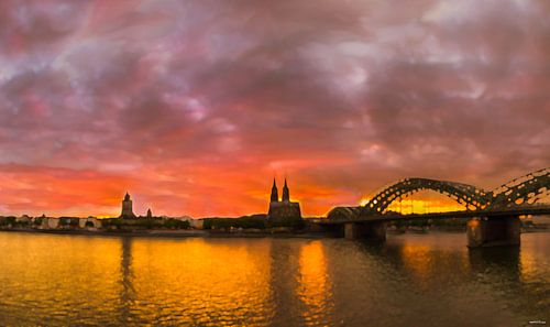 Zonsondergang over oud Keulen