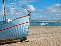 Vissersboot op het strand van Vorupør in Denemarken