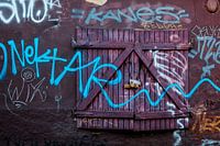Hölzerne Fensterläden mit Graffiti