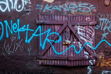 Houten luiken met graffiti van Brave Toaster Photos