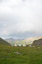 Yurts met regenboog van Mickéle Godderis thumbnail