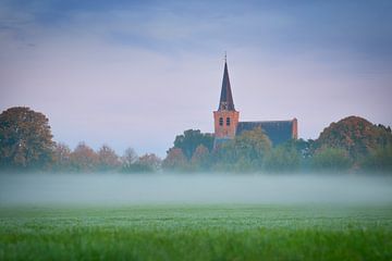 Hollands landschap tijdens een mistige zonsopkomst van Original Mostert Photography