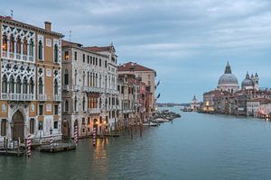 Der Canal Grande in Venedig an einem bewölkten Nachmittag