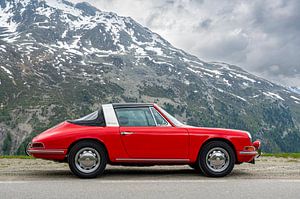 Porsche 912 Targa klassischer Sportwagen in den Alpen