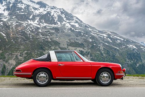 Porsche 912 Targa klassieke sportwagen in de Alpen