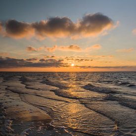Magnifique coucher de soleil sur la plage de Renesse (Zélande) sur Debbie Kanders