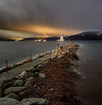 Springflut am Leuchtturm Høgstein, Godøy, Norwegen von qtx