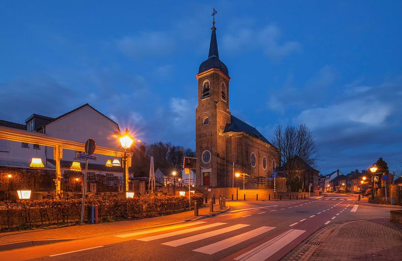 Sint-Agathakerk (Eys) tijdens he blauwe uurtje van John Kreukniet