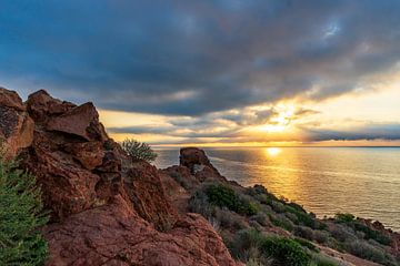 Gouden zonsopgang aan de Côte d Azur (Esterel) van Flatfield