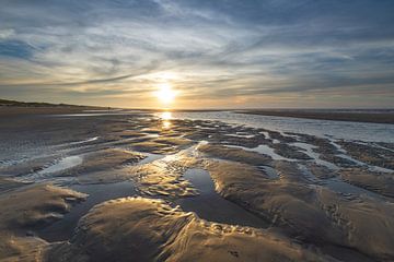 Genieten van de zonsondergang op het Amelander strand van Meindert Marinus