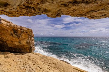 Höhle mit Blick auf die Felsküste von Dennis Eckert