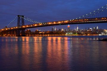 Williamsburg Bridge in New York met Midtown Manhattan skyline van Merijn van der Vliet