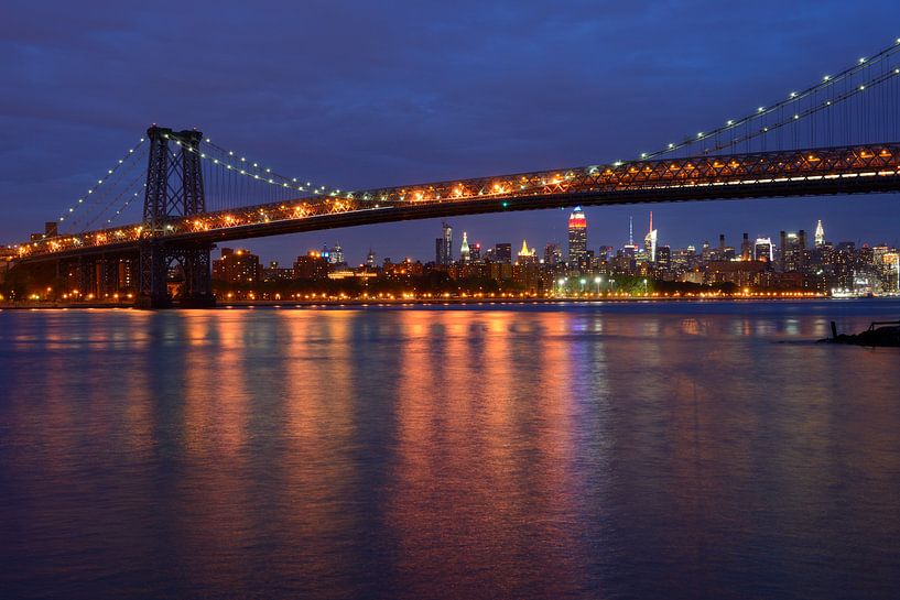 Williamsburg Bridge in New York met Midtown Manhattan skyline von Merijn van der Vliet