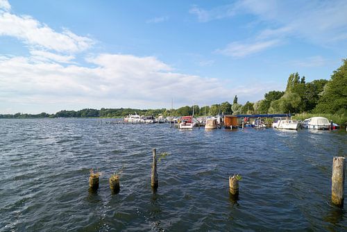 Bateaux à un débarcadère dans le port de Töplitz sur les rives de la rivière Havel.