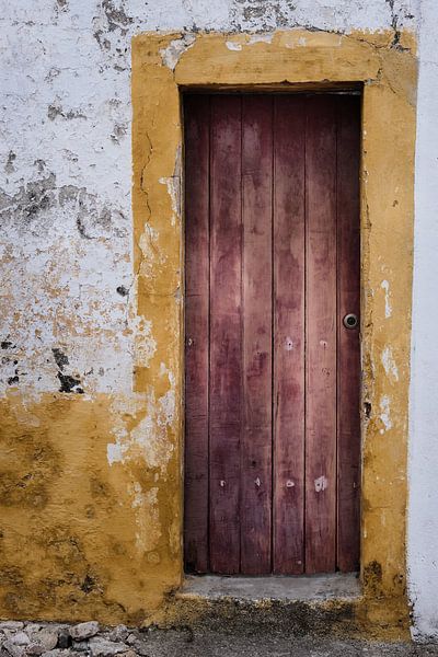 Überholte Tür mit gelbem Rahmen von Karel Ham