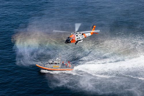 USCG Jayhawk au-dessus de la côte près de San Diego, USA