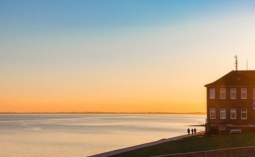 Zonsondergang over de dijk bij Wilhelmshaven