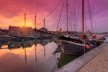 Zonsondergang in oude haven Hellevoetsluis van Rob Kints