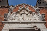 Kirchenfassade in der Innenstadt von Venedig, Italien von Joost Adriaanse Miniaturansicht