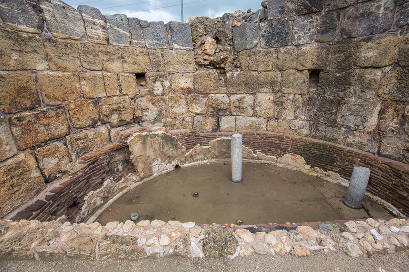 Romeinse ruines in Bet She An in Israel, bad van Joost Adriaanse