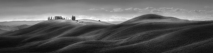 Toskana Hügellandschaft in schwarz-weiss von Manfred Voss, Schwarz-weiss Fotografie