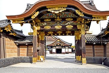 Karamon poort van Kasteel Nijō in Kyoto Japan van Frans van Huizen