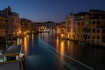 Veel verkeer 's nachts op het Canal Grande in Venetië van t.ART