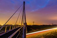 Fietsbrug in avondlicht (bridge at night) van Jaap Terpstra thumbnail