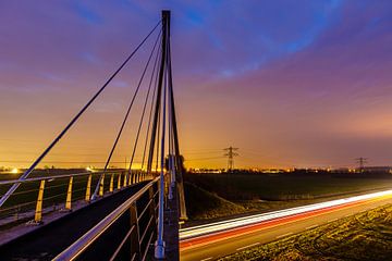 Fietsbrug in avondlicht (bridge at night) van Jaap Terpstra