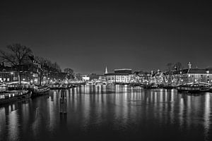 Vue de l'Amstel la nuit sur Barbara Brolsma