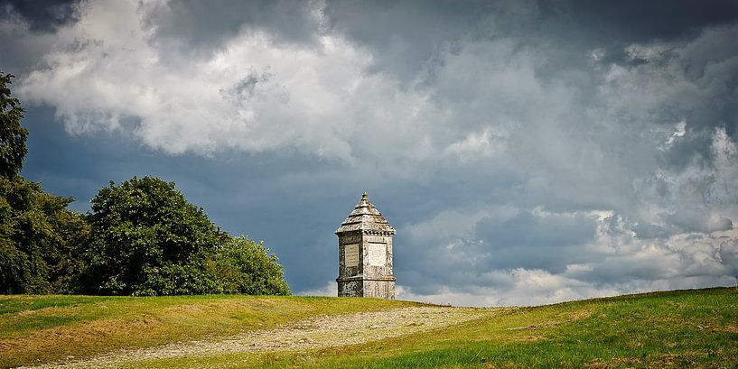 Monument op een heuvel met dreigende lucht von Dirk Huckriede