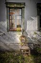 stoel voor een raam van een verlaten huis van Gerard Wielenga thumbnail
