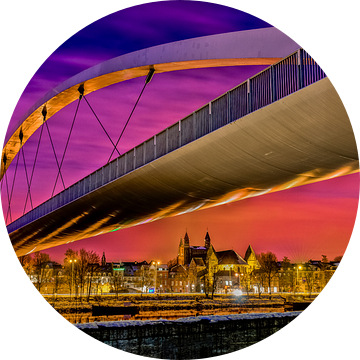 De hoge brug in Maastricht by night van Photography by Karim