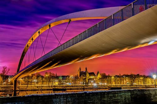 De hoge brug in Maastricht by night