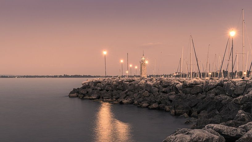 Ein Abend am Leuchtturm von Desenzano von Henk Meijer Photography