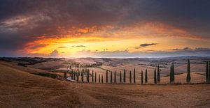 "Toscaanse Betovering: Zonsondergang bij Agriturismo Baccoleno" van Rudolfo Dalamicio