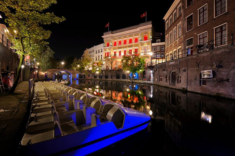 Oudegracht in Utrecht bei Stadhuisbrug mit den Tretbooten von Canal Bike von Donker Utrecht