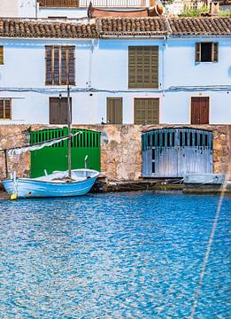 Oude vissersboot bij haven op Majorca kustdorp, Spanje van Alex Winter