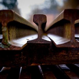 Gestapelde, oude roestige spoorrails van Jenco van Zalk