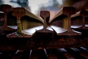Gestapelte, alte, rostige Eisenbahnschienen