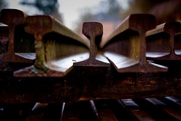 Gestapelde, oude roestige spoorrails van Jenco van Zalk