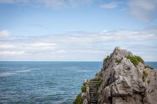 Trap op een rots voor de zee