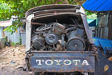 Verroeste Toyota vol met schroot in Talat Noi,Bangkok van Minimalistiche reisfotografie by.Rieneke