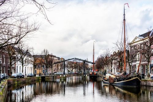 Schiedam / Long harbour with view on the Appelmarkt bridge