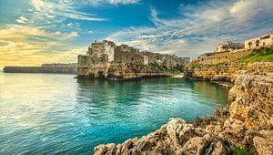 Die Stadt Polignano a Mare bei Sonnenaufgang. Apulien, Italien.