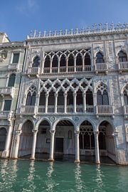 Anciens bâtiments au bord du canal dans le vieux centre de Venise, Italie sur Joost Adriaanse